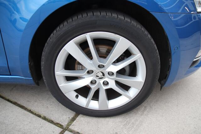 Skoda OCTAVIA Combi 1.5 TSI Business Ed. Plus FULL LED, Pano, Trekhaak, BOMVOL! Aanbieding!