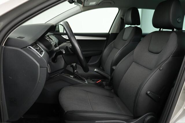 Skoda OCTAVIA 1.0 TSI Clever Edition | Stoelverwarming | Carplay | Trekhaak | Half leder | Navigatie | DAB | Climate control | PDC | Cruise control