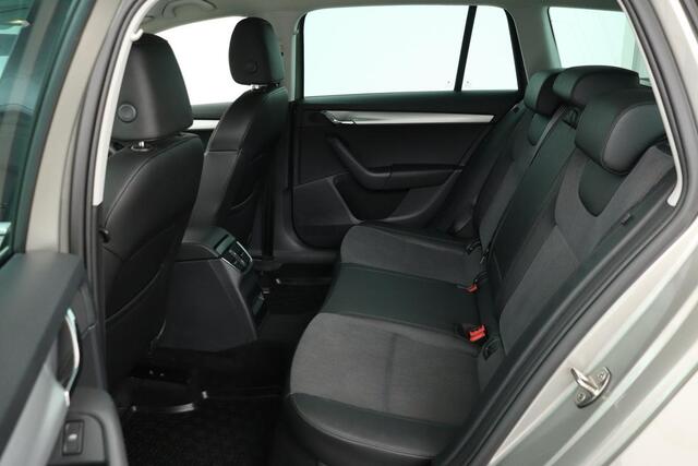Skoda OCTAVIA 1.0 TSI Clever Edition | Stoelverwarming | Carplay | Trekhaak | Half leder | Navigatie | DAB | Climate control | PDC | Cruise control
