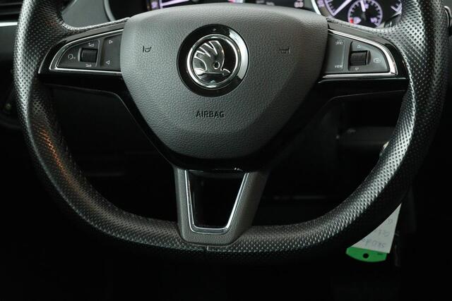 Skoda OCTAVIA 1.0 TSI Clever Edition | Stoelverwarming | Carplay | Trekhaak | Half leder | Navigatie | DAB | Climate control | PDC | Cruise control