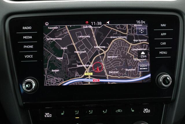 Skoda OCTAVIA 1.0 TSI Clever Edition | Stoelverwarming | Carplay | Trekhaak | Half leder | Navigatie | DAB | Climate control | PDC | Cruise control