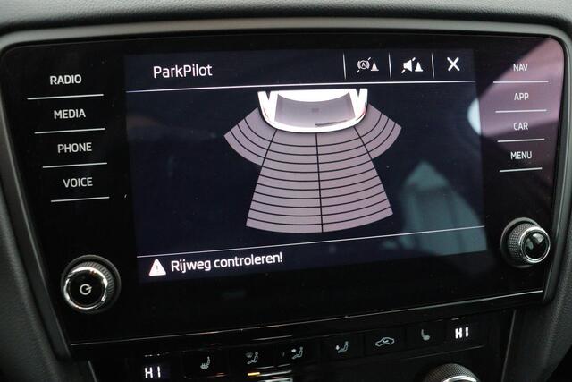 Skoda OCTAVIA 1.0 TSI Clever Edition | Stoelverwarming | Carplay | Trekhaak | Half leder | Navigatie | DAB | Climate control | PDC | Cruise control