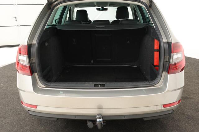 Skoda OCTAVIA 1.0 TSI Clever Edition | Stoelverwarming | Carplay | Trekhaak | Half leder | Navigatie | DAB | Climate control | PDC | Cruise control