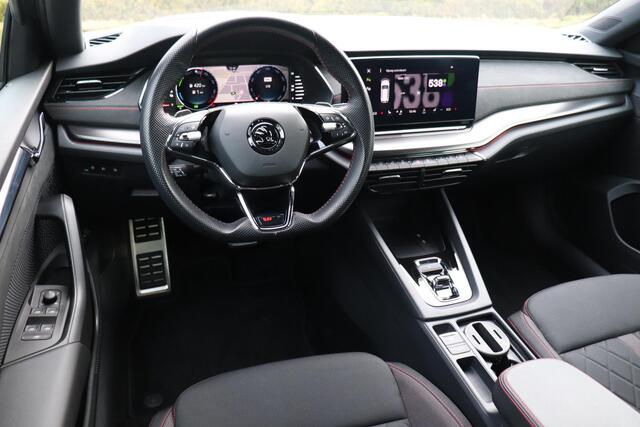 Skoda OCTAVIA Combi 1.4 TSI RS iV PHEV 245pk | Trekhaak | Adaptieve cruise control | Stoelverwarming voor & achter | Elektr. achterklep |