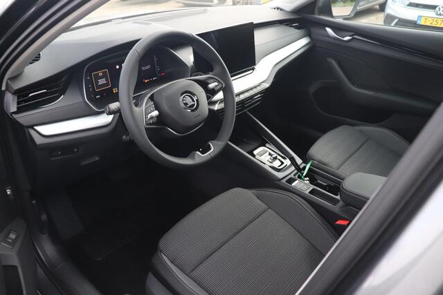 Skoda OCTAVIA Combi 1.5 TSI MHEV DSG 115pk First Edition | Navigatie | Trekhaak wegklapbaar | Travel Assist pakket | Winter pakket | 17" velgen |