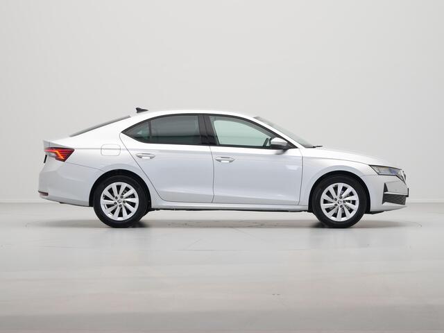 Skoda OCTAVIA Hatchback Octavia 1.5 TSI e-TEC MHEV 115 DSG-7 First Edition | Achteruitrijcamera | Chromen grille | Climatronic, elektronische airconditioning met twee zones