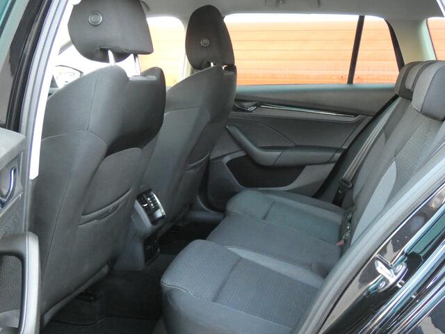 Skoda OCTAVIA Combi 1.0 TSI Business Edition/ lage km/ zeer mooi!