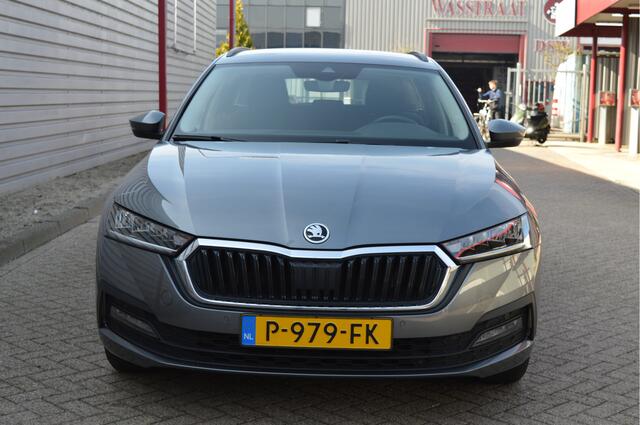 Skoda OCTAVIA Combi 1.0 e-TSI Business Edition O.a: PDC, Carplay, Clima, Navi, Cruise, Rijklaar, Etc. All-in prijs!