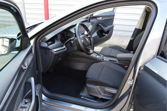 Skoda OCTAVIA Combi 1.0 e-TSI Business Edition O.a: PDC, Carplay, Clima, Navi, Cruise, Rijklaar, Etc. All-in prijs!