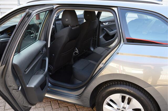 Skoda OCTAVIA Combi 1.0 e-TSI Business Edition O.a: PDC, Carplay, Clima, Navi, Cruise, Rijklaar, Etc. All-in prijs!