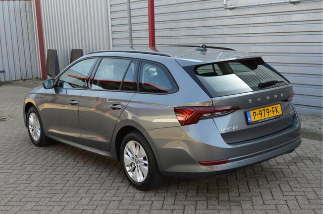 Skoda OCTAVIA Combi 1.0 e-TSI Business Edition O.a: PDC, Carplay, Clima, Navi, Cruise, Rijklaar, Etc. All-in prijs!