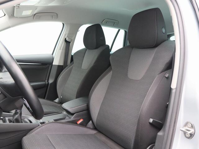 Skoda OCTAVIA Combi 1.0 TSi 110 Pk Business Edition | Navigatie | Trekhaak | Privacy Glass | Elektrische Achterklep | 17 Inch