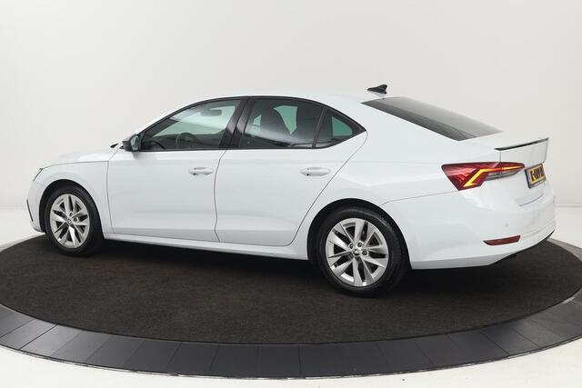 Skoda OCTAVIA 1.0 e-TSI Sport | Carplay | Sportstoelen | Sfeerverlichting | PDC | Navigatie | Full LED | DAB | Getint glas | Climate control
