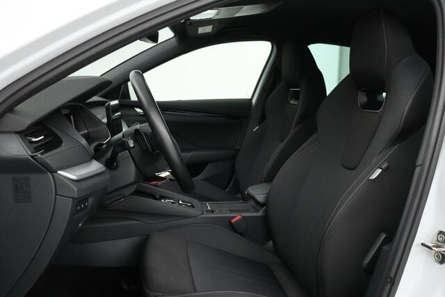 Skoda OCTAVIA 1.0 e-TSI Sport | Carplay | Sportstoelen | Sfeerverlichting | PDC | Navigatie | Full LED | DAB | Getint glas | Climate control