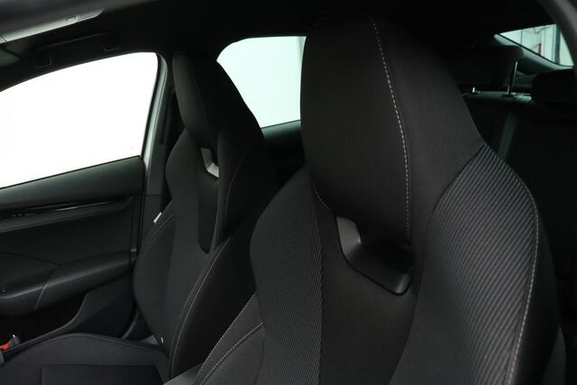Skoda OCTAVIA 1.0 e-TSI Sport | Carplay | Sportstoelen | Sfeerverlichting | PDC | Navigatie | Full LED | DAB | Getint glas | Climate control