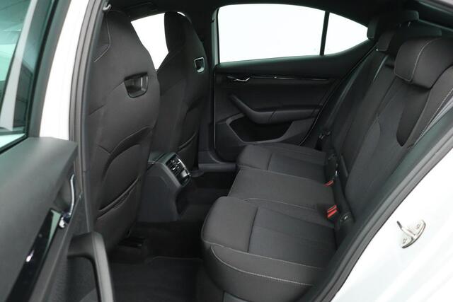 Skoda OCTAVIA 1.0 e-TSI Sport | Carplay | Sportstoelen | Sfeerverlichting | PDC | Navigatie | Full LED | DAB | Getint glas | Climate control