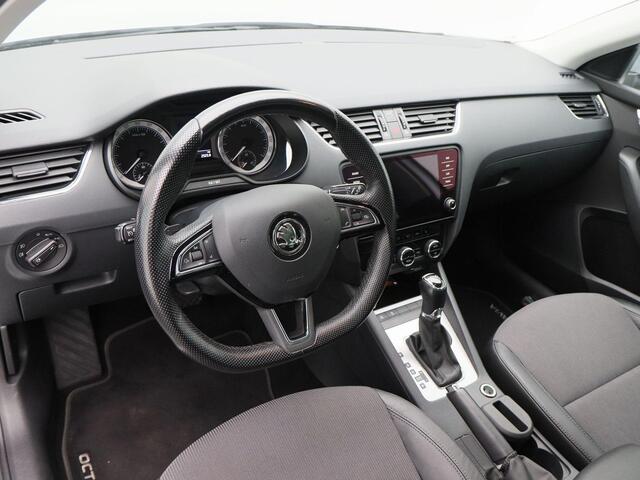 Skoda OCTAVIA Combi 1.6 TDi 115 Pk Automaat Clever Edition | Cruise Control | Stoelverwarming | Camera | CarPlay | Navigatie | Trekhaak | 17 Inch