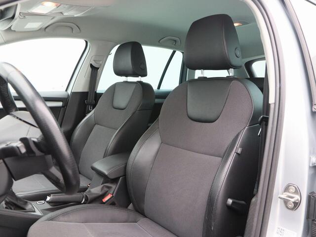 Skoda OCTAVIA Combi 1.6 TDi 115 Pk Automaat Clever Edition | Cruise Control | Stoelverwarming | Camera | CarPlay | Navigatie | Trekhaak | 17 Inch