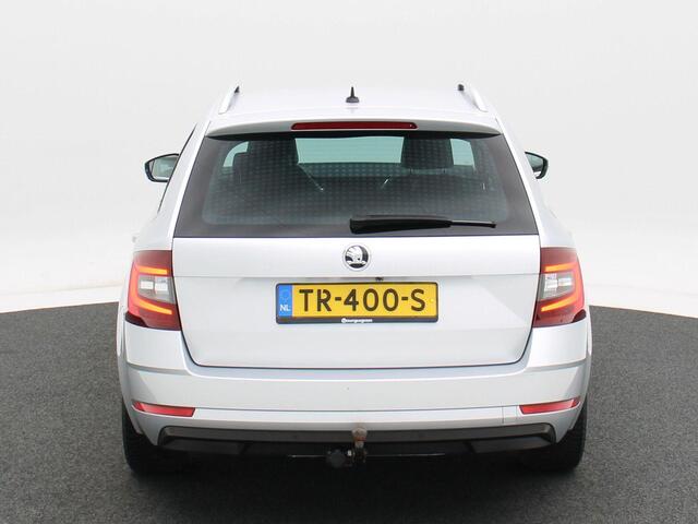 Skoda OCTAVIA Combi 1.6 TDi 115 Pk Automaat Clever Edition | Cruise Control | Stoelverwarming | Camera | CarPlay | Navigatie | Trekhaak | 17 Inch