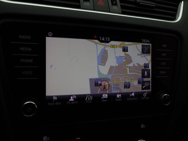 Skoda OCTAVIA Combi 1.6 TDi 115 Pk Automaat Clever Edition | Cruise Control | Stoelverwarming | Camera | CarPlay | Navigatie | Trekhaak | 17 Inch