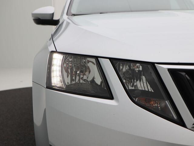 Skoda OCTAVIA Combi 1.6 TDi 115 Pk Automaat Clever Edition | Cruise Control | Stoelverwarming | Camera | CarPlay | Navigatie | Trekhaak | 17 Inch
