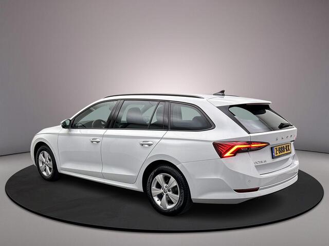 Skoda OCTAVIA Combi Business Edition 1.0 TSI 110pk Trekhaak, Navigatie, Elektrische achterklep, Stoelverwarming, Airco, DAB, Radio, Parkeersensoren, LED koplampen