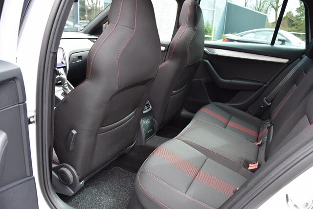 Skoda OCTAVIA Combi 1.5 TSI Greentech Sport Business DSG Automaat | Org. NL | BOVAG Garantie | Trekhaak | Panoramadak | Stoelverwarming | DAB Radio | PDC Voor&Achter |