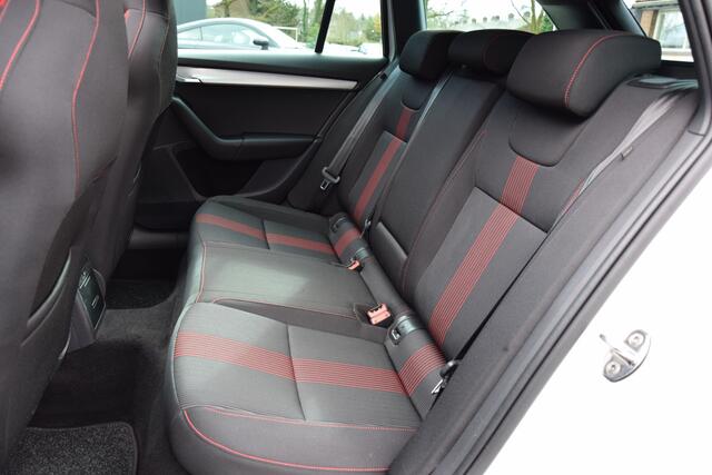 Skoda OCTAVIA Combi 1.5 TSI Greentech Sport Business DSG Automaat | Org. NL | BOVAG Garantie | Trekhaak | Panoramadak | Stoelverwarming | DAB Radio | PDC Voor&Achter |
