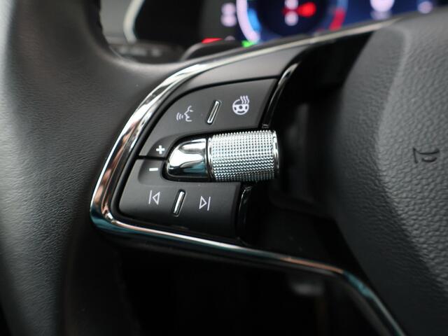 Skoda OCTAVIA Combi 1.4 TSI iV PHEV Style | 204 PK | Panoramadak | Lichtmetalen velgen 18"| Navigatiesysteem Columbus |