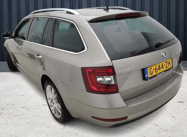 Skoda OCTAVIA Combi 1.0 TSI Greentech Clever Edition (116 PK) 1e-Eig & Dealer-Onderh. BOVAG-Garantie. NL-Auto. Trekhaak, Half-Leer, Navigatie/Apple-Carplay/Android-Auto, Cruisecontrol, Parkeersensoren, DAB, Stoelverwarming, Licht-Zicht-Pakket, Lm-Velgen-17Inch, Privac