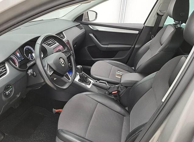 Skoda OCTAVIA Combi 1.0 TSI Greentech Clever Edition (116 PK) 1e-Eig & Dealer-Onderh. BOVAG-Garantie. NL-Auto. Trekhaak, Half-Leer, Navigatie/Apple-Carplay/Android-Auto, Cruisecontrol, Parkeersensoren, DAB, Stoelverwarming, Licht-Zicht-Pakket, Lm-Velgen-17Inch, Privac