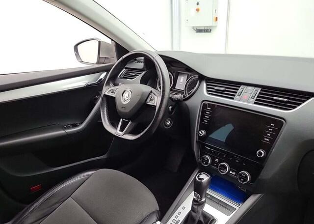 Skoda OCTAVIA Combi 1.0 TSI Greentech Clever Edition (116 PK) 1e-Eig & Dealer-Onderh. BOVAG-Garantie. NL-Auto. Trekhaak, Half-Leer, Navigatie/Apple-Carplay/Android-Auto, Cruisecontrol, Parkeersensoren, DAB, Stoelverwarming, Licht-Zicht-Pakket, Lm-Velgen-17Inch, Privac