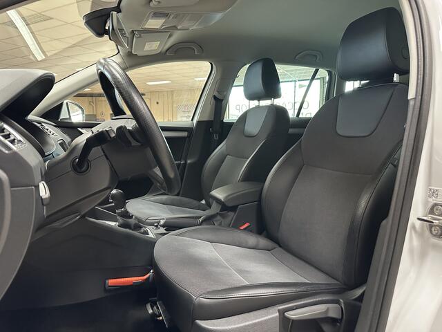 Skoda OCTAVIA Combi 1.5 TSI Greentech Business Edition/ 150pk!/ Automaat/ Half-Leder/ Stoelverw./ Half-Leder/ Apple + Android/ Navi/ Clima/ Cruise/ Elek. pakket/ Isofix/ Bluetooth/ Multi. Sportstuur/ 16'' LMV/ Mistl./ Chroom/ PDC V+A/ Extra getint