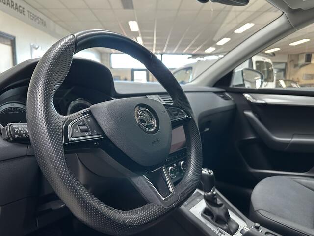 Skoda OCTAVIA Combi 1.5 TSI Greentech Business Edition/ 150pk!/ Automaat/ Half-Leder/ Stoelverw./ Half-Leder/ Apple + Android/ Navi/ Clima/ Cruise/ Elek. pakket/ Isofix/ Bluetooth/ Multi. Sportstuur/ 16'' LMV/ Mistl./ Chroom/ PDC V+A/ Extra getint