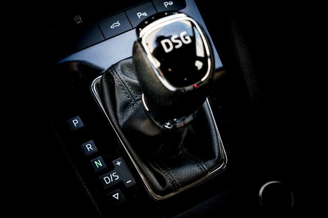 Skoda OCTAVIA Combi 1.6 TDi Automaat Style Business | Adapt. Cruise | Trekhaak | 17 inch LMV | Canton Audio | Keyless