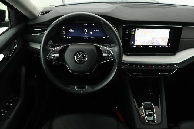 Skoda OCTAVIA 1.0 TSI Business Edition Plus | Panoramadak | Leder | Trekhaak | Stoelverwarming | Carplay | Sfeerverlichting | Navigatie | Adaptive cruise | Camera | Full LED | Keyless