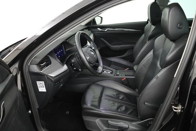 Skoda OCTAVIA 1.0 TSI Business Edition Plus | Panoramadak | Leder | Trekhaak | Stoelverwarming | Carplay | Sfeerverlichting | Navigatie | Adaptive cruise | Camera | Full LED | Keyless
