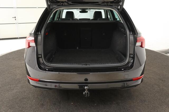 Skoda OCTAVIA 1.0 TSI Business Edition Plus | Panoramadak | Leder | Trekhaak | Stoelverwarming | Carplay | Sfeerverlichting | Navigatie | Adaptive cruise | Camera | Full LED | Keyless