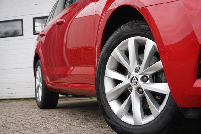 Skoda OCTAVIA Combi 1.0 TSI Greentech Business | TREKHAAK | METALLIC ROOD | CARPLAY |