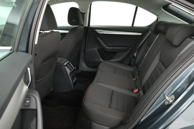 Skoda OCTAVIA 1.0 TSI Business Edition | Camera | Trekhaak | Carplay | Navigatie | Climate control | PDC | Cruise control | DAB | Bluetooth