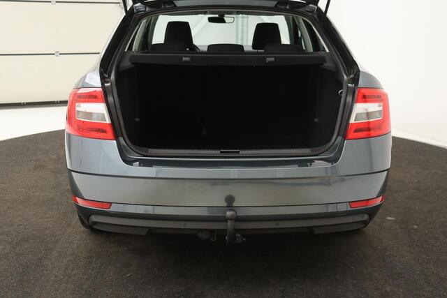 Skoda OCTAVIA 1.0 TSI Business Edition | Camera | Trekhaak | Carplay | Navigatie | Climate control | PDC | Cruise control | DAB | Bluetooth