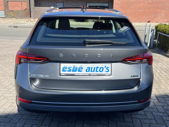 Skoda OCTAVIA Combi 1.5 TSI 150 pk Automaat Business Edition Plus Navigatie Trekhaak Panoramadak Camera 18 Inch Velgen ACC DAB Stoel + Stuurverwarming