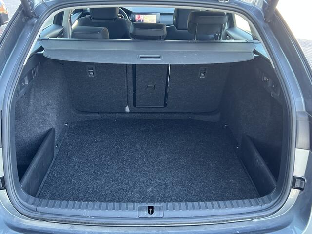 Skoda OCTAVIA Combi 1.5 TSI 150 pk Automaat Business Edition Plus Navigatie Trekhaak Panoramadak Camera 18 Inch Velgen ACC DAB Stoel + Stuurverwarming