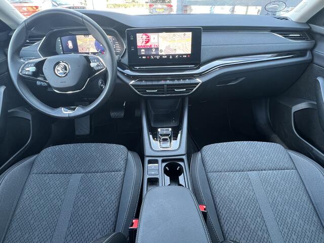 Skoda OCTAVIA Combi 1.5 TSI 150 pk Automaat Business Edition Plus Navigatie Trekhaak Panoramadak Camera 18 Inch Velgen ACC DAB Stoel + Stuurverwarming