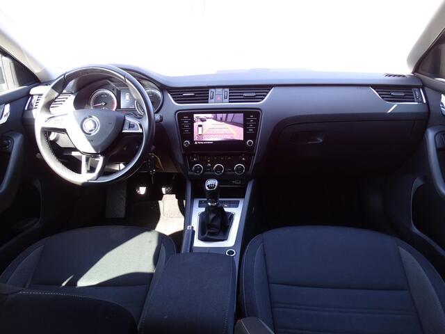 Skoda OCTAVIA Combi 1.0 TSI Greentech Style Business Achteruit rij Camera , Navigatie, Multimedia, Airco/ECC, Cruisecontrol, Bedienbaar stuur, Parkeersensoren