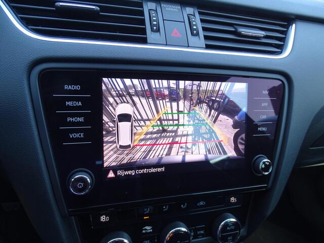 Skoda OCTAVIA Combi 1.0 TSI Greentech Style Business Achteruit rij Camera , Navigatie, Multimedia, Airco/ECC, Cruisecontrol, Bedienbaar stuur, Parkeersensoren
