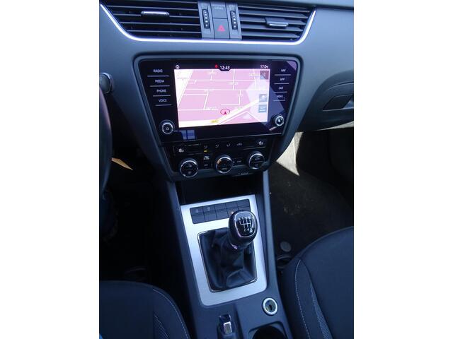 Skoda OCTAVIA Combi 1.0 TSI Greentech Style Business Achteruit rij Camera , Navigatie, Multimedia, Airco/ECC, Cruisecontrol, Bedienbaar stuur, Parkeersensoren