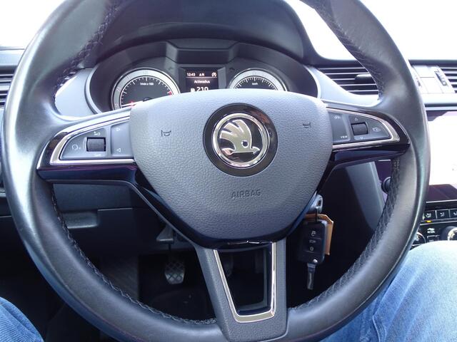 Skoda OCTAVIA Combi 1.0 TSI Greentech Style Business Achteruit rij Camera , Navigatie, Multimedia, Airco/ECC, Cruisecontrol, Bedienbaar stuur, Parkeersensoren