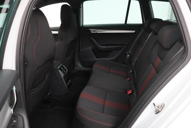Skoda OCTAVIA 1.5 TSI Sport | Carplay | Sportstoelen | Trekhaak | Navigatie | DAB | Climate control | PDC | Cruise control | Sportstuur