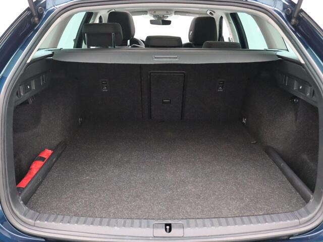 Skoda OCTAVIA Combi 1.4 TSI iV PHEV Business Edition Plus 204PK DSG Pano-Schuifdak, Head-Up Display, Memory Stoel, Achteruitrijcamera, Adaptieve Cruise Controle, Side Assist, 18" LM Velgen, Stoelverwarming